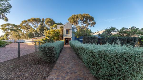 1 458  m² Commercial space