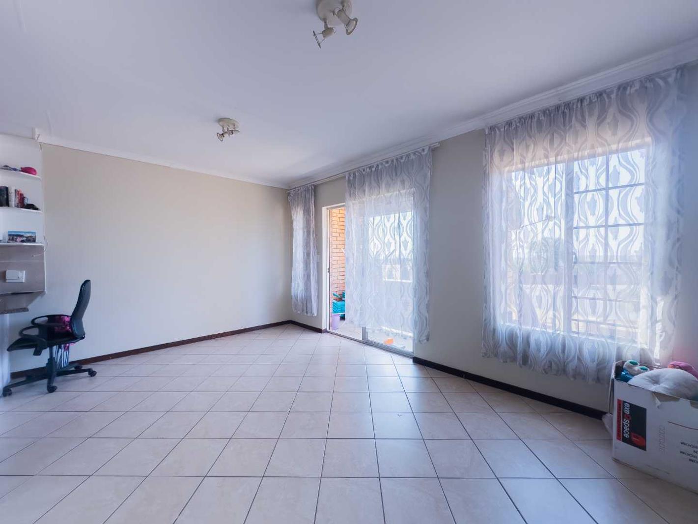 2 Bedroom Townhouse in Mooikloof Ridge