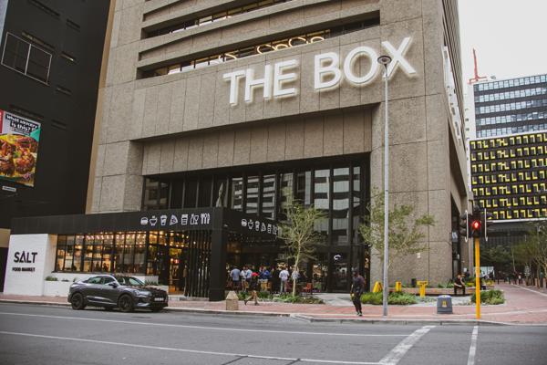 956  m² Commercial space