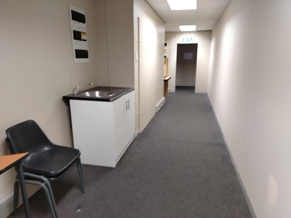 995  m² Commercial space