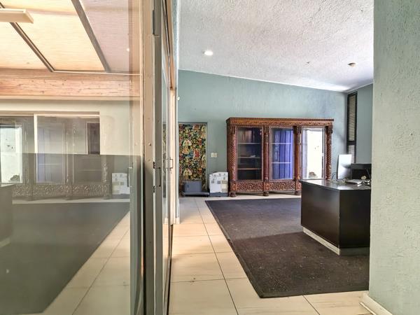 300  m² Commercial space