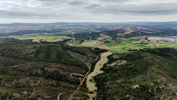 105.6 ha Farm with House
