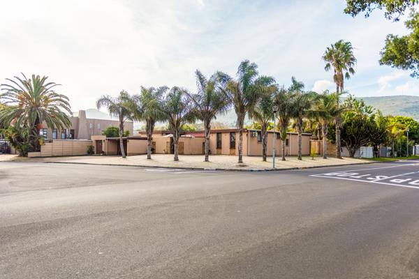 1 600  m² Commercial space