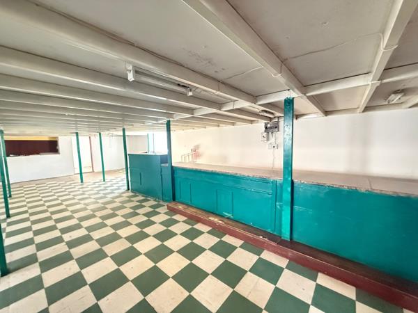 1 000  m² Commercial space