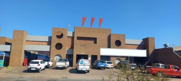 698  m² Commercial space