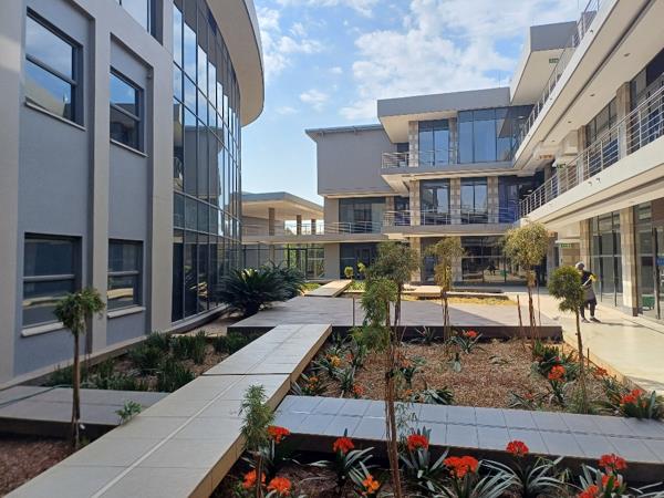 3 000  m² Commercial space