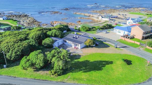 208  m² Commercial space