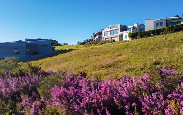 933 m² Land