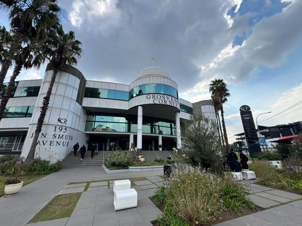 966 m² Commercial space