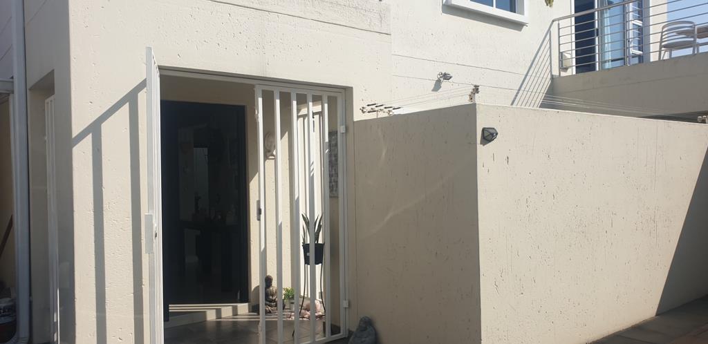 Apartment in Edenvale, Edenvale - View 2
