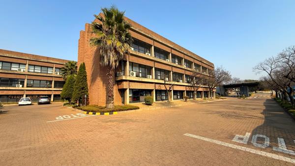 877  m² Commercial space