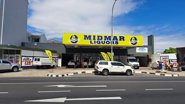 4 700  m² Retail Space