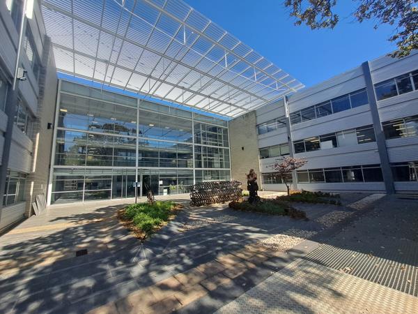 936  m² Commercial space