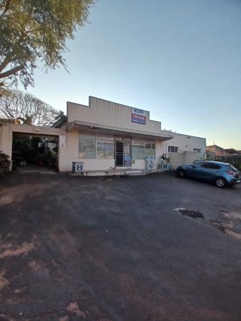 898  m² Commercial space