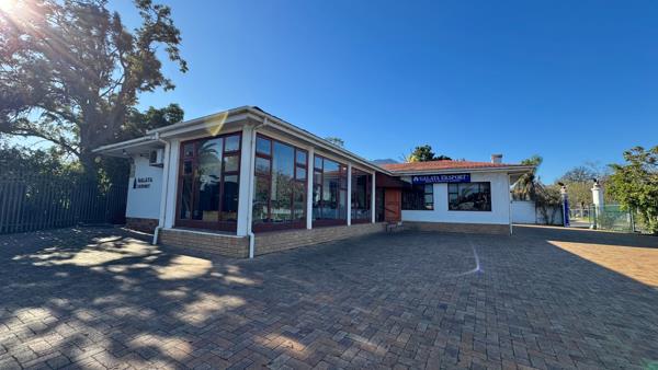 332  m² Commercial space