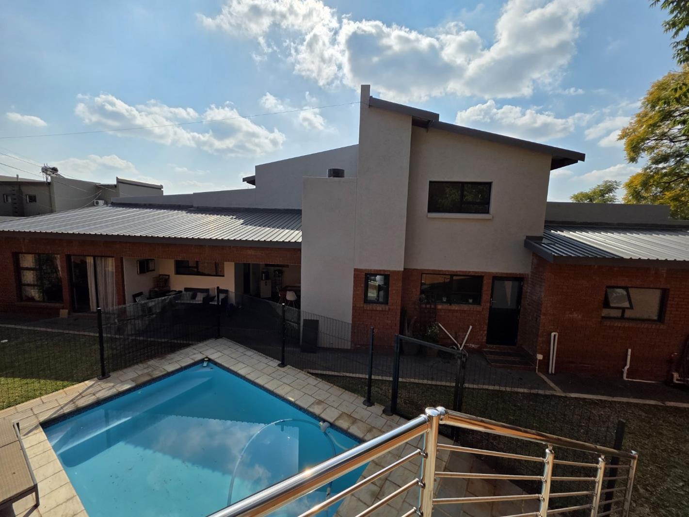 6 Bedroom House in Montana Park