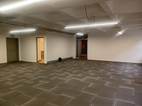 142  m² Commercial space