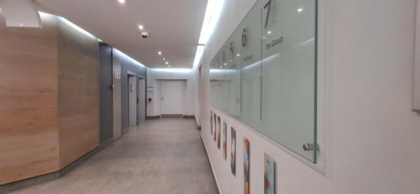 142  m² Commercial space