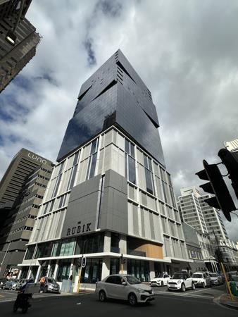 704  m² Commercial space