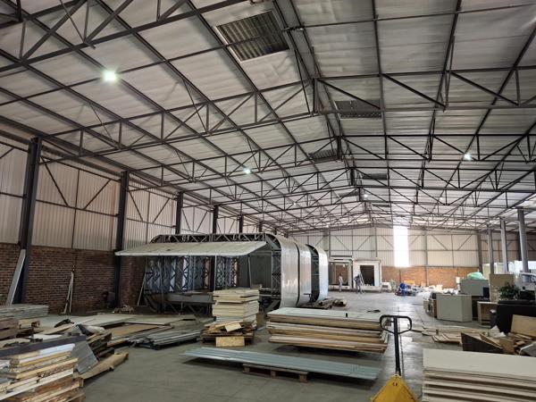 1 560  m² Industrial space