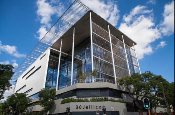 673  m² Commercial space