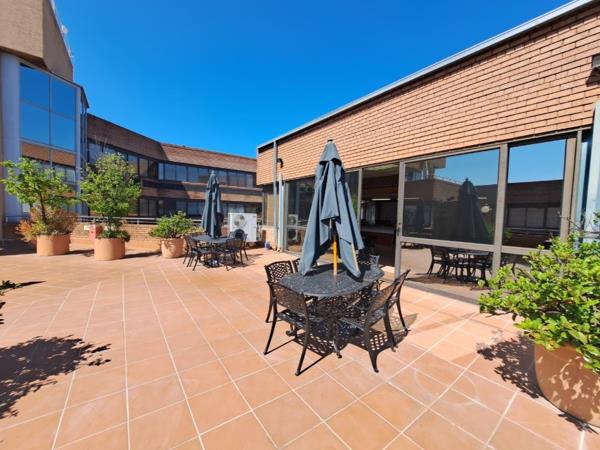 878  m² Commercial space