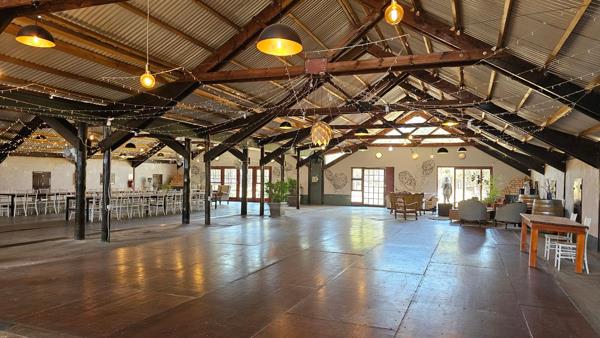 1 600  m² Commercial space