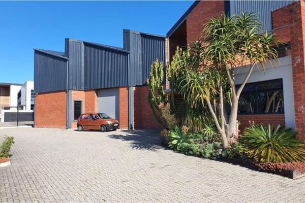 900  m² Commercial space