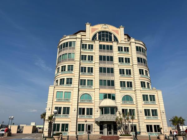 592  m² Commercial space