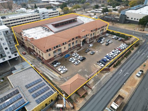 8 496  m² Commercial space