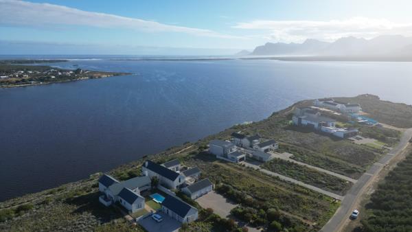 1 677 m² Land