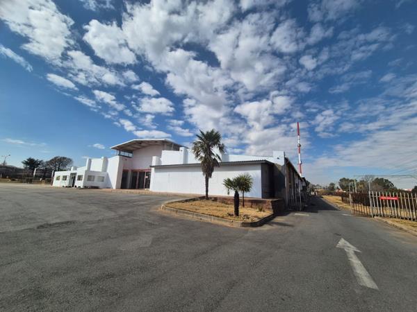 1 104  m² Retail Space