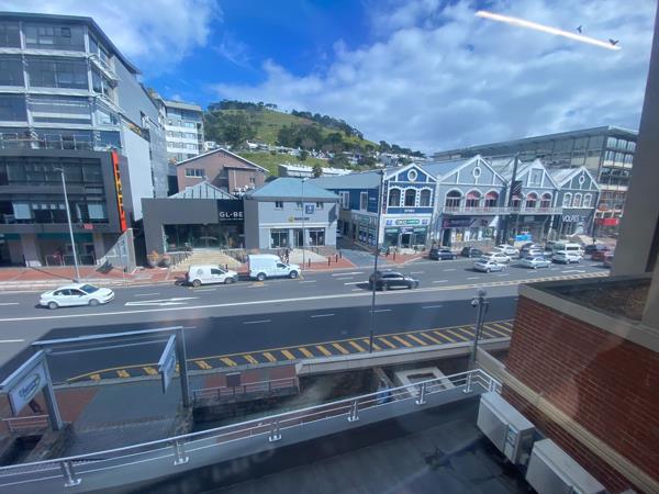 1 211  m² Office Space