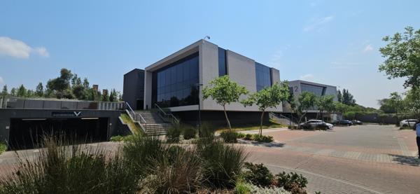 674  m² Commercial space