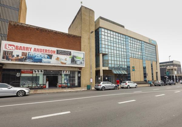 995  m² Commercial space