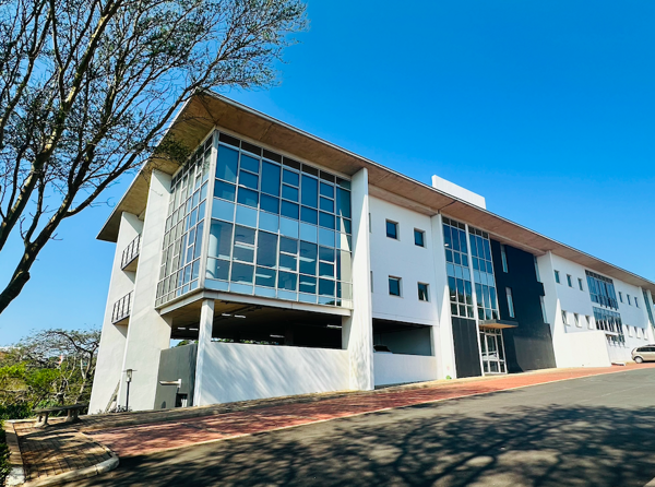 716  m² Commercial space