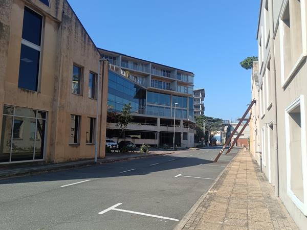 816  m² Commercial space