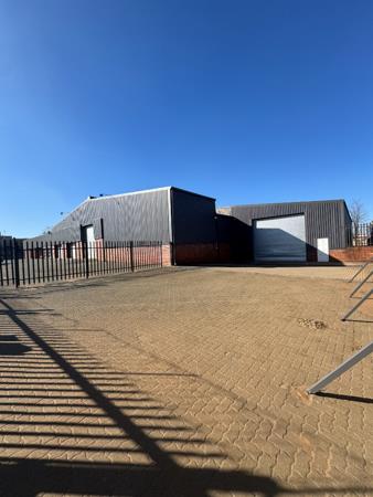 2 200  m² Commercial space