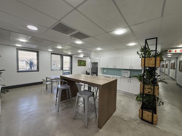 9.9  m² Commercial space