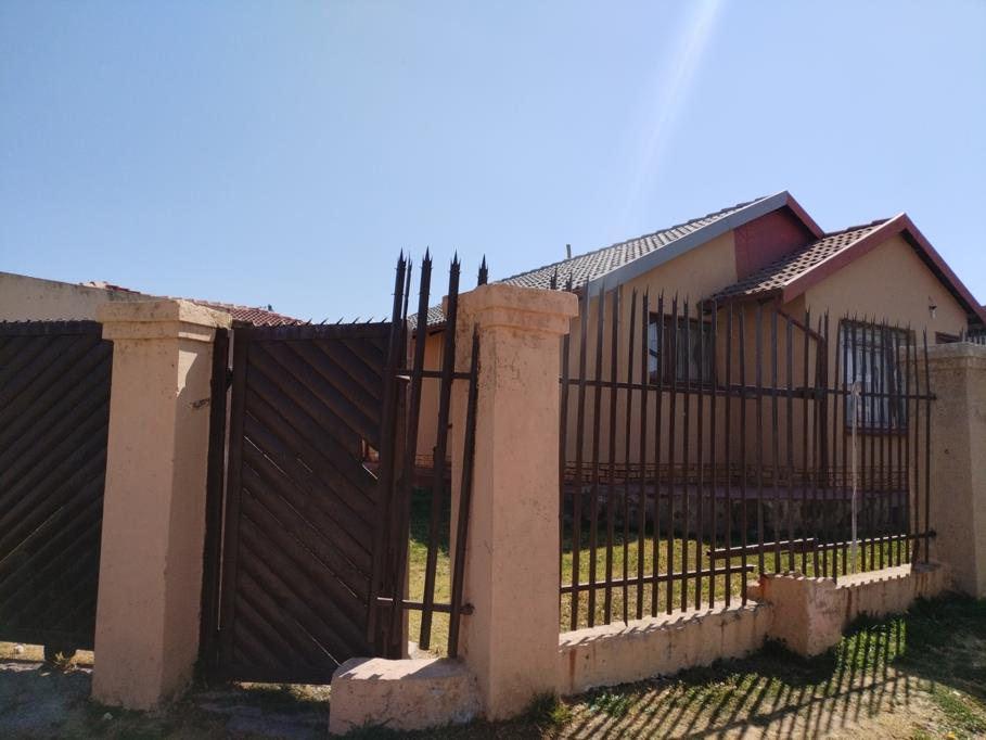 3 Bedroom HouseAllandale - View 2