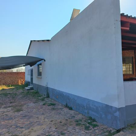 703  m² Commercial space