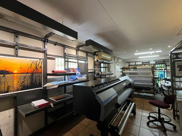 100  m² Commercial space