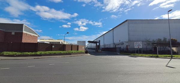 1 025  m² Commercial space