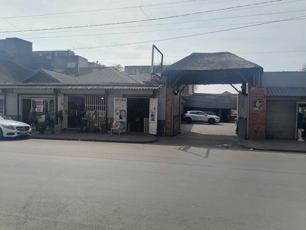 992  m² Commercial space