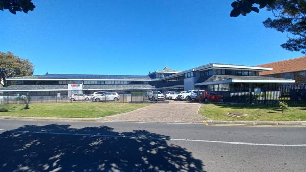 295  m² Commercial space