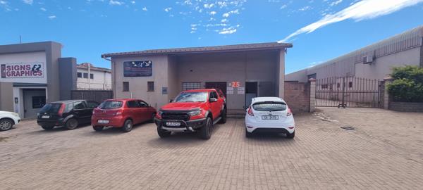 102  m² Commercial space