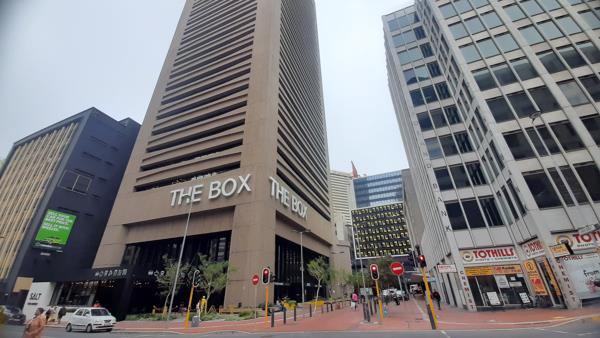 956  m² Commercial space