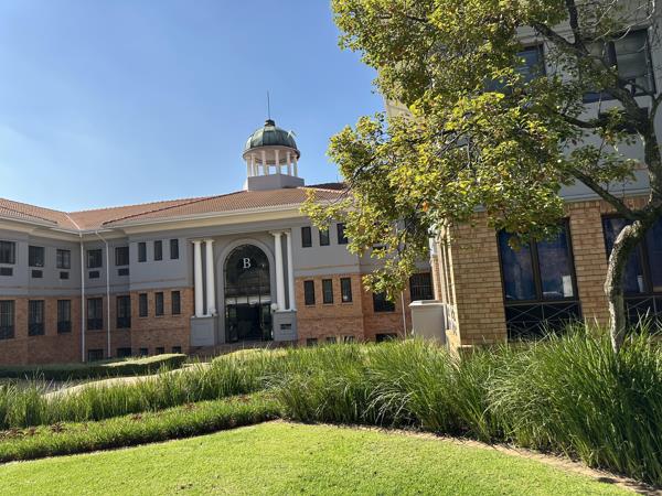 633  m² Commercial space