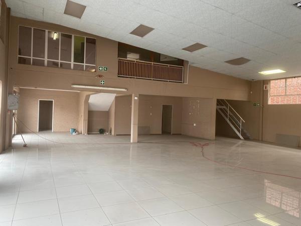 877  m² Commercial space