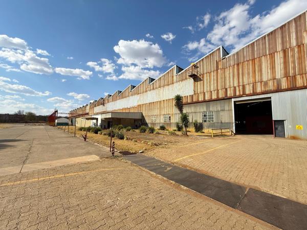 8 000  m² Industrial space